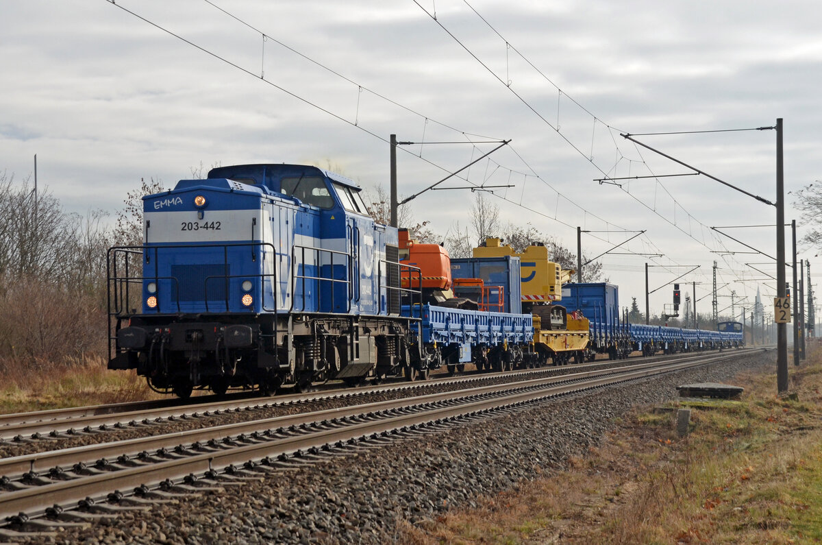 Emma Jaeger (203 154) schleppte am 10.12.21 einen Flachwagenzug durch Greppin Richtung Dessau. Am Zugschluss lief noch 335 057 kalt mit.