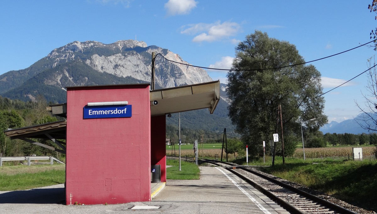 Emmersdorf, Haltestelle im km 13,240, 563 m ü.A., im Hintergrund der Dobratsch 2.166 m, [2015-09-29]