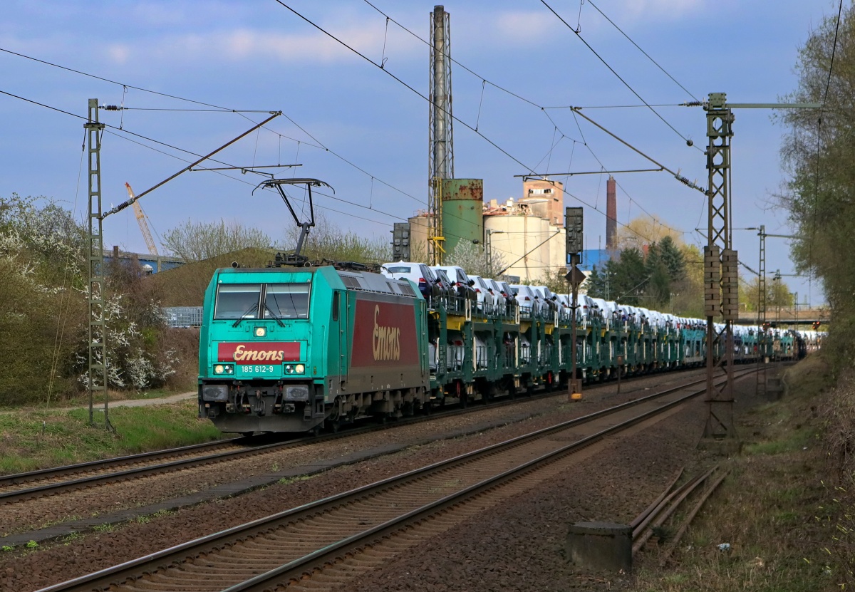 EMONS 185 612-9 (NVR: 91 80 6185 612-9 D-EBT) passierte hier am 04.04.2017 Hannover-Misburg 
mit einem voll beladenen Ars-Altmann Autotransportzug Rtg. Westen...