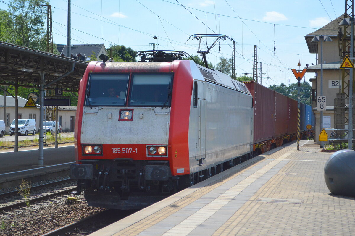 Emons Bahntransporte GmbH, Dresden [D] mit  185 507-1  [NVR-Nummer: 91 80 6185 507-1 D-ATLU] und Containerzug am 22.06.22 Durchfahrt Bahnhof Riesa.