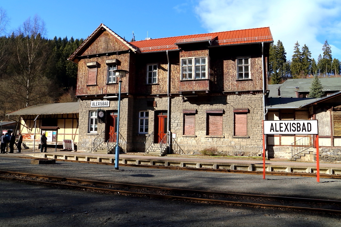 Empfangsgebäude im Bahnhof Alexisbad, aufgenommen am 26.02.2017 im Rahmen einer Sonderzugveranstaltung der IG HSB. Leider ist das, eigentlich sehr schöne, Bauwerk seit Langem ohne Funktion und mehr oder weniger dem Verfall preisgegeben. Grundsaniert wäre es mit Sicherheit ein Schmuckstück und würde das äußere Erscheinungsbild der HSB sehr positiv beeinflussen. Ob man das beim Vorstand in Wernigerode nicht weiß?