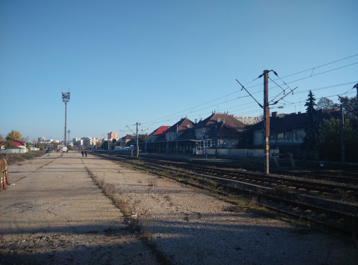 Empfangsgebude und Bahnsteig im Ostbahnhof Bukarest (Bucuresti Obor) am wunderschnen Nachmittag des 01.11.2015.