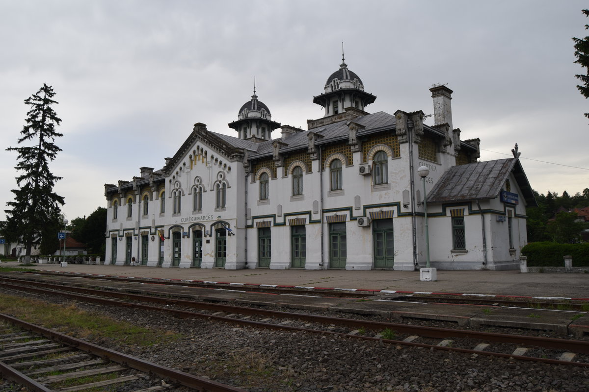 Empfangsgebäude des Bahnhofs Curtea de Arges am 17.06.2016, gesehen von Gleis 3.