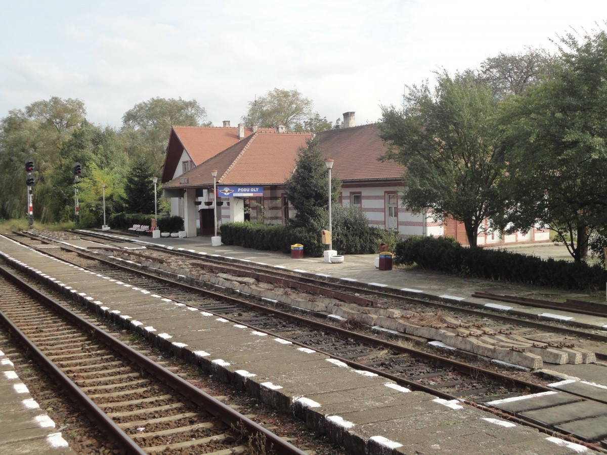 Empfangsgebaeude des Bahnhofs Podu Olt, bei Sibiu, am 10.10.2015. Der Bahnhof Podu Olt liegt neben keiner Ortschaft, ist jedoch ein Eisenbahnkonten fuer zwei Linien mittlerer Bedeutung fuer das rumaenische Bahnnetz: Linie von Brasov nach Sibiu und Linie von Sibiu ueber Ramnicu Valcea nach Craiova.