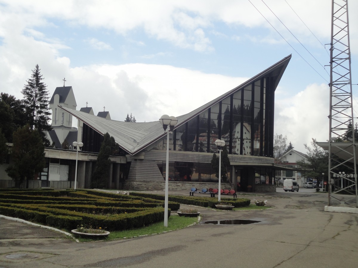 Empfangsgebaeude des Bahnhofs Predeal an einem sehr bewoelkten Samstag, 27.09.2014. Bahnhof Predeal ist mit 1033 Meter ueber dem Meer der hoachst gelegene Bahnhof in Rumaenien.
Bahnhof Predeal leigt auf der Hauptstrecke zwischen Bukarest und Brasov. Gleich nach diesem Bahnhof beginnt ein sehr steiler Abstieg (27 pro Mille) nach Bresov.