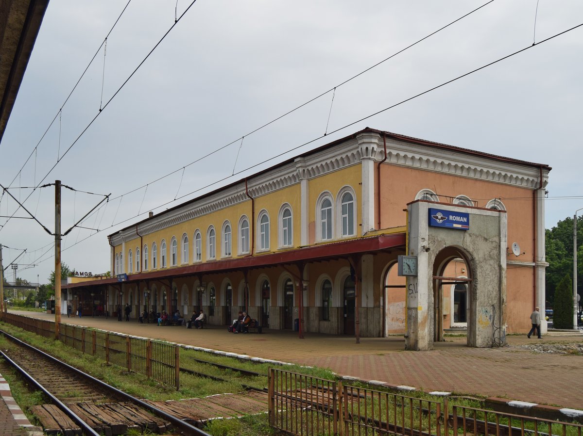 Empfangsgebäude des Bahnhofs Roman gesehen von der Bahnhofseite am 13.05.2017