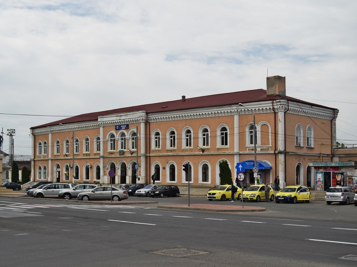 Empfangsgebäude des Bahnhofs Roman, gesehen am 13.05.2017 von der anderen Seite des Bahnhofsplatzes.