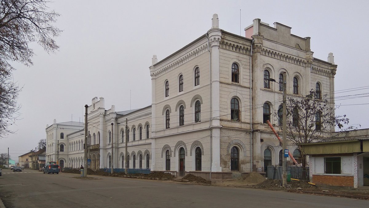Empfangsgebäude des Bahnhofs Suceava Nord (Itccani) gesehen von der Straßenseite am 25.11.2017
