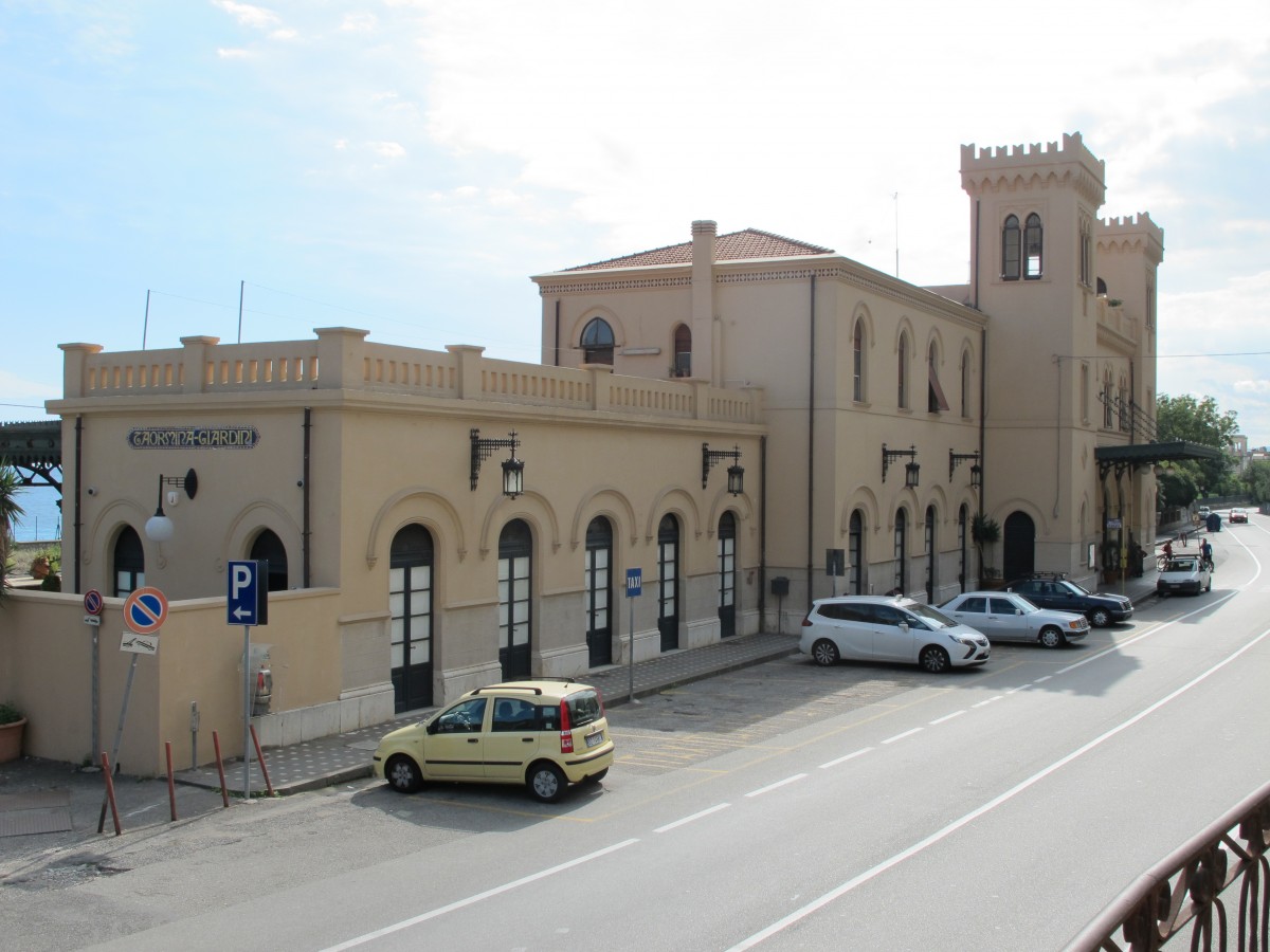 Empfangsgeb�ude des Bahnhofs Taormina-Geradini am 20. Oktober 2013.