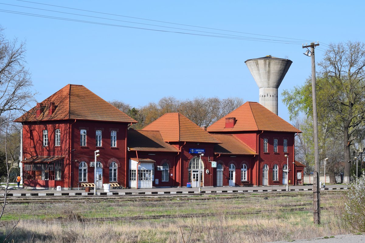 Empfangsgebäude des Bahnhofs Urziceni am 09.04.2018 fotografiert von der entgegengesetzten Seite des Bahnhofs.