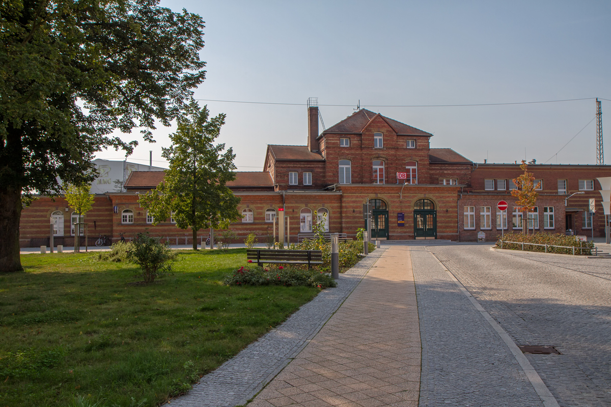 Empfangsgebäude des Bahnhofs Waren. - 17.09.2014