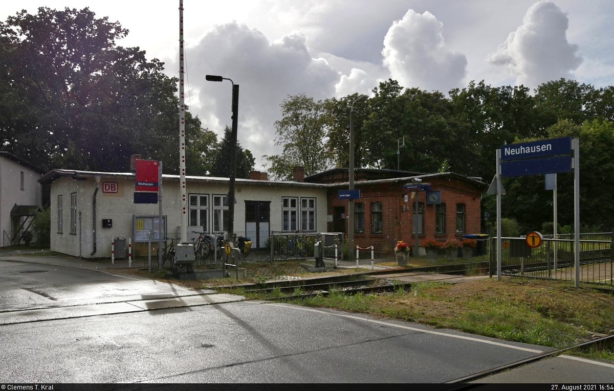 Empfangsgebäude und mechanisches Fahrdienstleiter-Stellwerk  B1  mit Wechselstromblock und Kurbelschranke im Bahnhof Neuhausen(Cottbus) bei Gegenlicht und leichtem Regen.

🚩 Bahnstrecke Berlin–Görlitz (KBS 220)
🕓 27.8.2021 | 16:54 Uhr