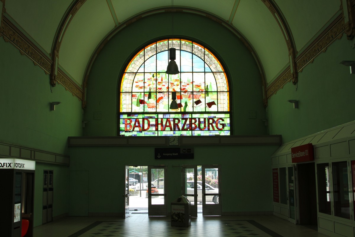 Empfangsgebäude mit DB Service-Store, Gaststätte und Fotobox. Bad Harzburg am 17.07.14.