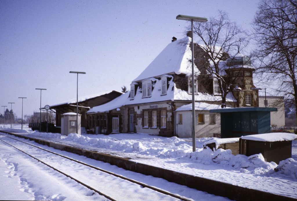 Empfangsgebäude Neuenrade im Februar 1983.