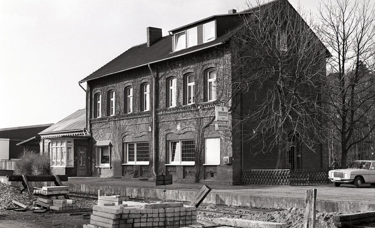 Empfangsgebäude Nienborg-Heek, Gleisseite, am 12.02.1977. Das Gleis der WLE-Nordbahn  zwischen Ahaus und Burgsteinfurt endete damals hier. Das Gebäude samt Güterschuppen wurde später abgerissen.  Scanbild 90917, Kodak Tri-Xpan.