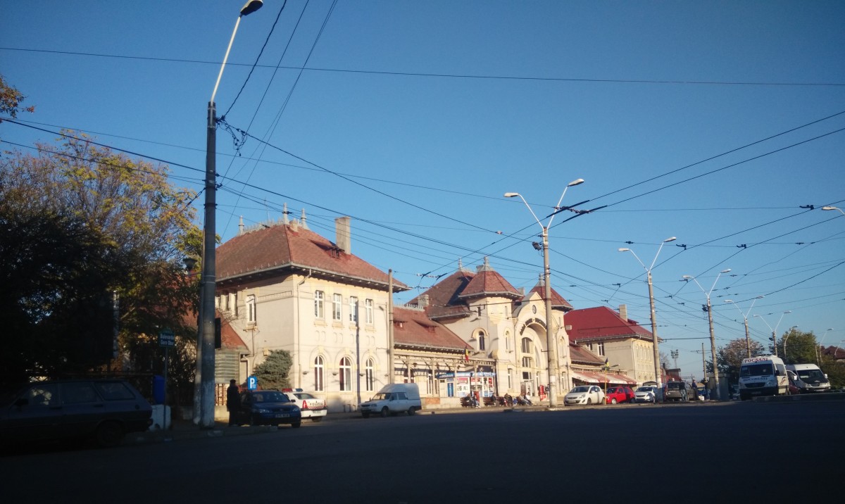 Empfangsgebaeude Ostbahnhof Bukarest (Bucuresti Obor) am Nachmittag des 01.11.2015