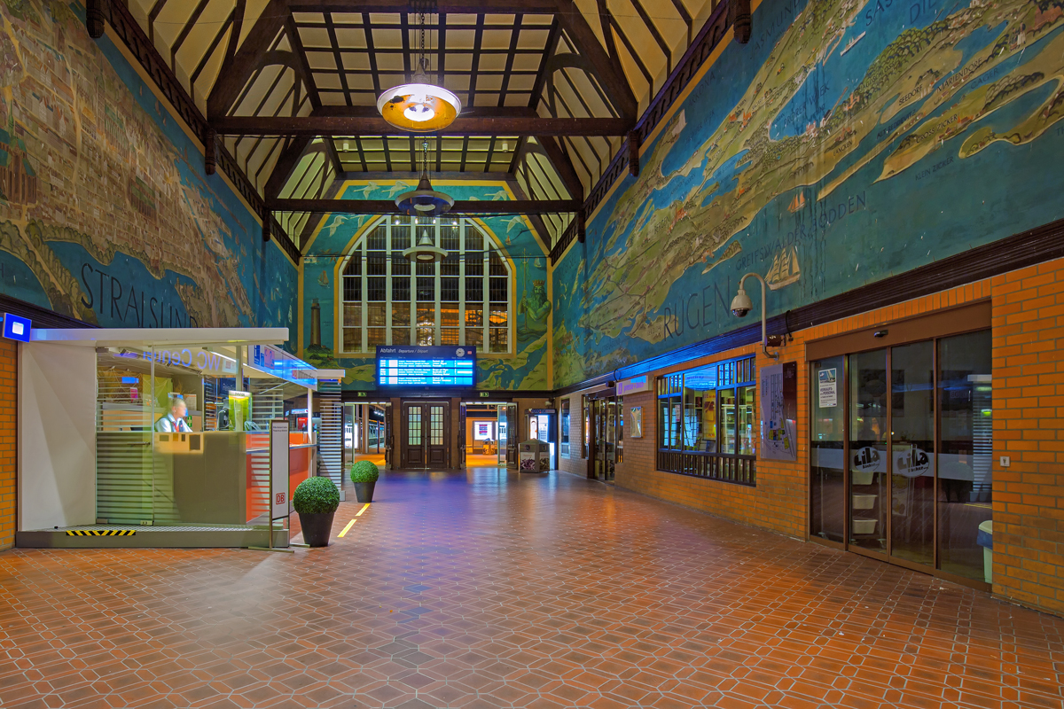 Empfangshalle des Bahnhofs Stralsund mit den Abbildungen der Stadt Stralsund und der Insel Rügen. - 03.09.2016