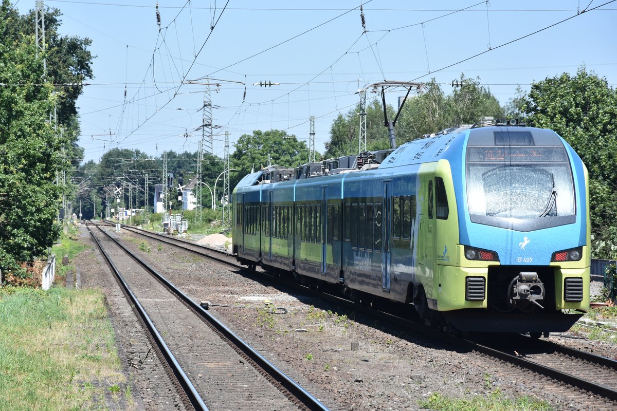 EMSDETTEN (Kreis Steinfurt), 20.07.2016, ET 407 der Westfalenbahn als RE15 nach Emden Hbf bei der Ausfahrt aus dem Bahnhof Emsdetten