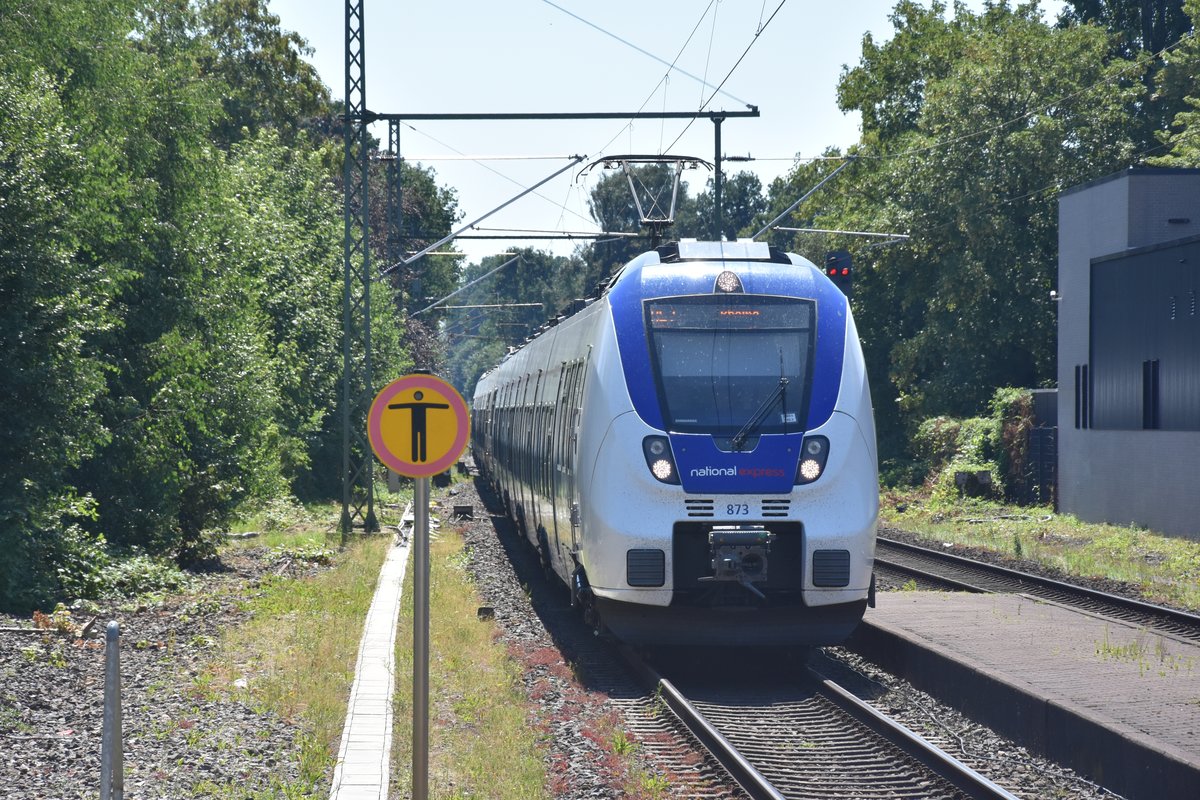 EMSDETTEN (Kreis Steinfurt), 20.07.2016, Triebwagen 873 der Bahngesellschaft national express als RE7 nach Rheine bei der Einfahrt in den Bahnhof Emsdetten