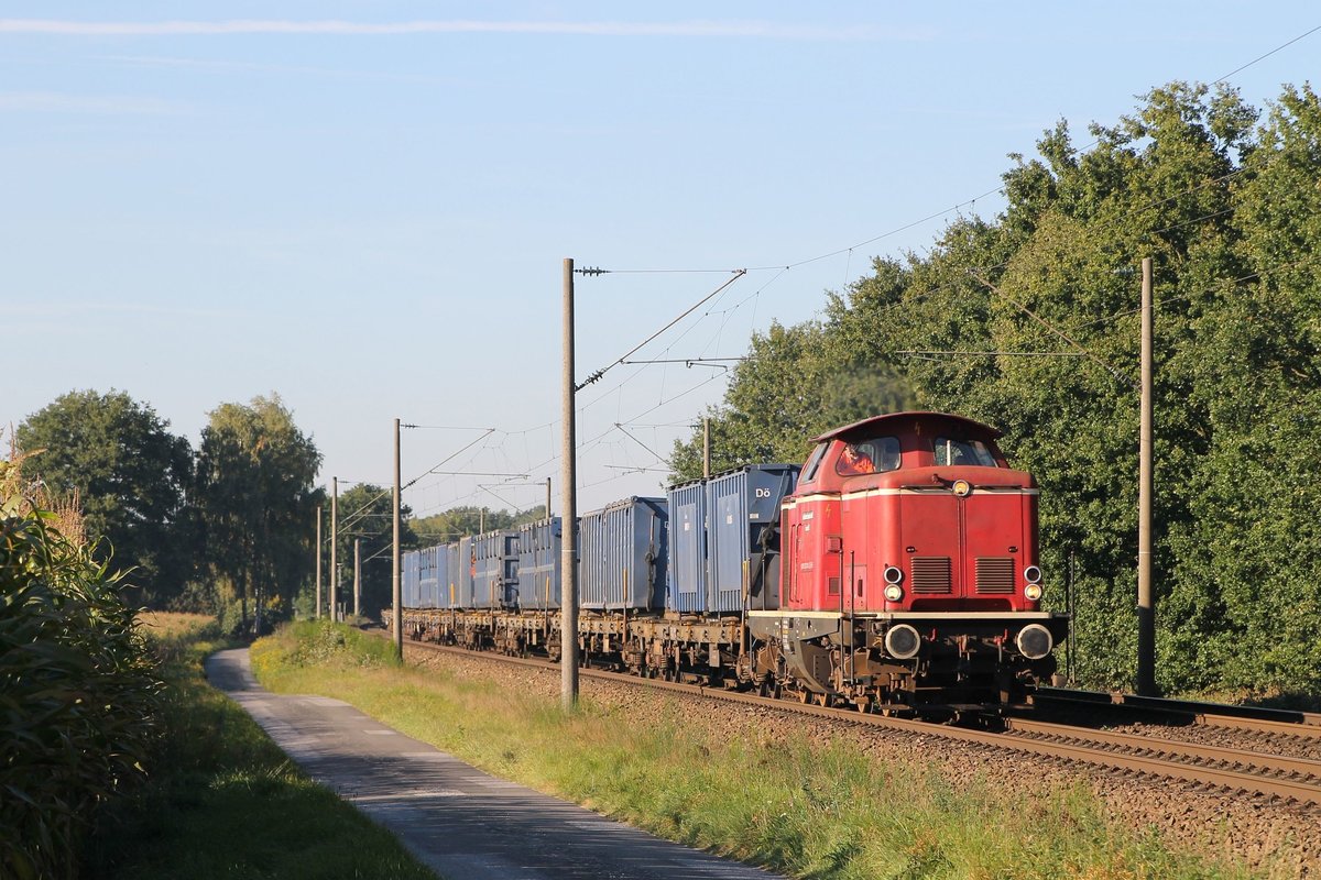 Emsland III (211 011-2, Baujahr: 1961) der Emsländische Eisenbahn GmbH mit Müllzug Dörpen-Salzbergen bei Leschede am 2-10-2015.