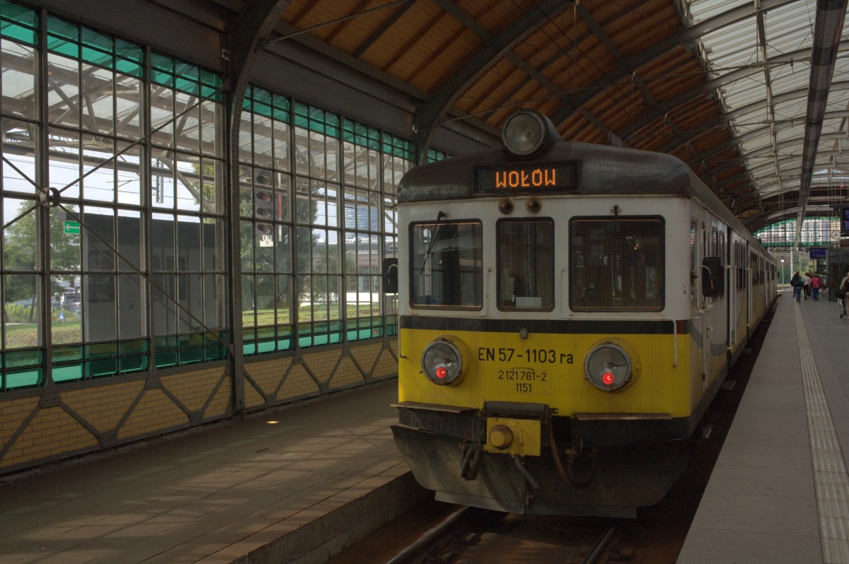 EN 57  1103  abfahrbereit nach WOLOW  im Bahnhof  Wroclaw. 20.09.2014  11:43 Uhr.