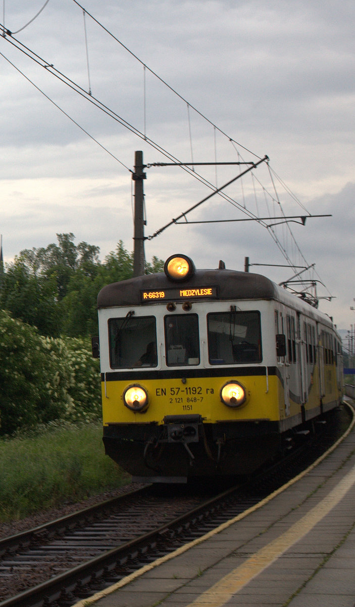 EN 57 1192  aus Wroclaw nach Medzylesie fährt in Klodzko Miasto ein. 10.06.2017 08:13 Uhr.