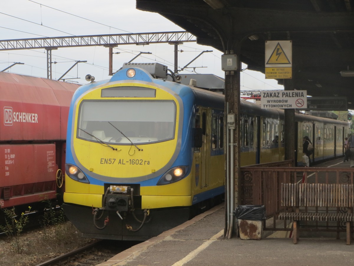 EN 57 AL-1602 ra in Lackierung der Eisenbahngesellschaft der Woiwodschaft Oppeln (Opole) am 28.08.2013 im Bahnhof von Kandrzin-Cosel (Kedzierzyn-Kozle)