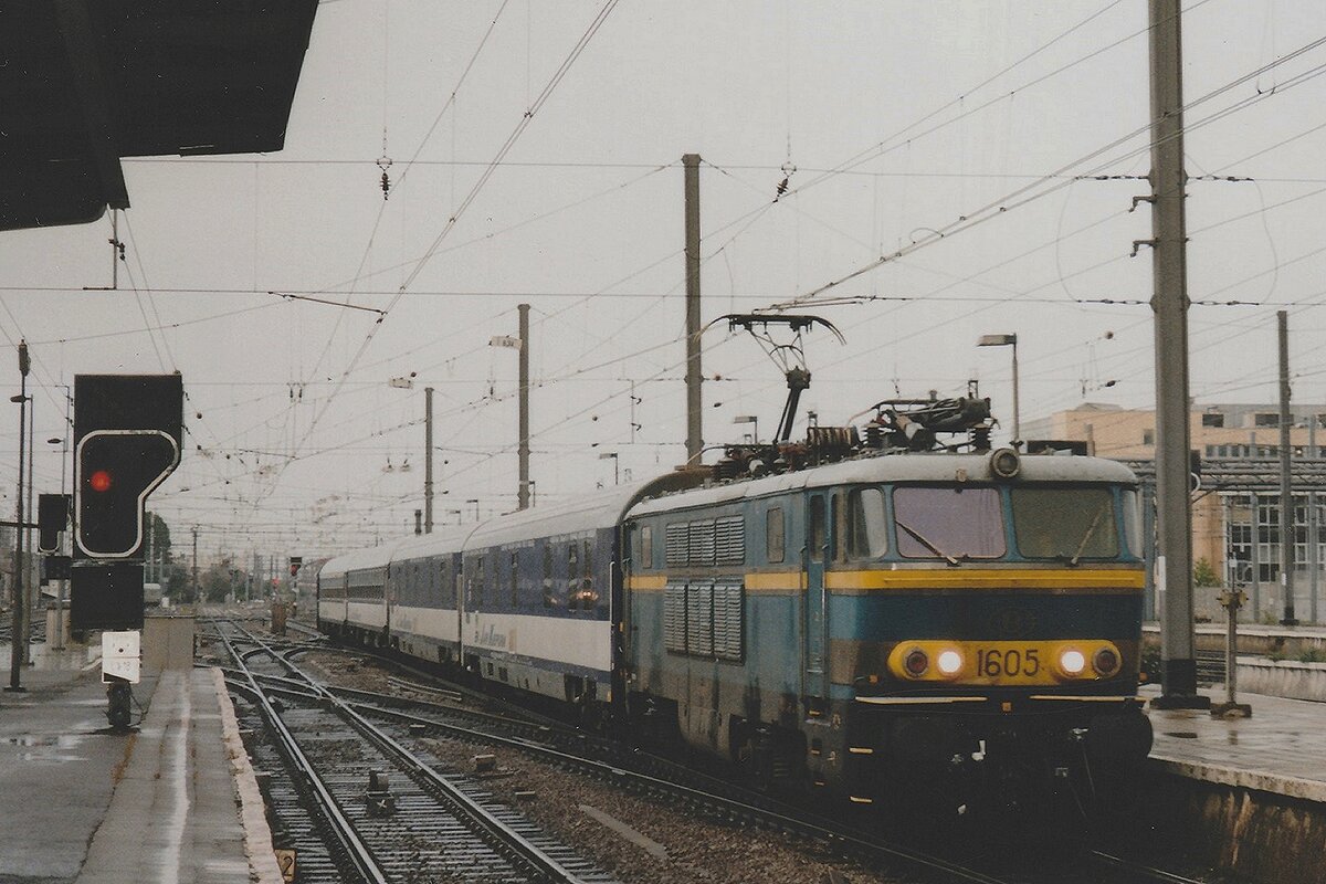 EN JAN KIEPUURA mit 1605 steht am verregneten 16 September 2004 in Bruxelles-Midi. 