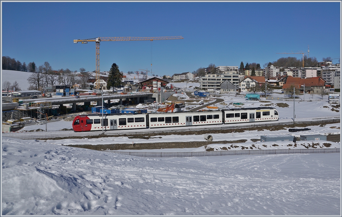 En TPF ABe 2/4 - B - Be 2/4 ist auf der Strecke Palézieux - Châtel St-Denis beim Bahnhof von Châtel St-Denis (Rechts, ausserhalb des Bildrands) unterwegs, im Hintergrund sieht man den neuen Bahnhof im Bau. 

15. Februar 2019