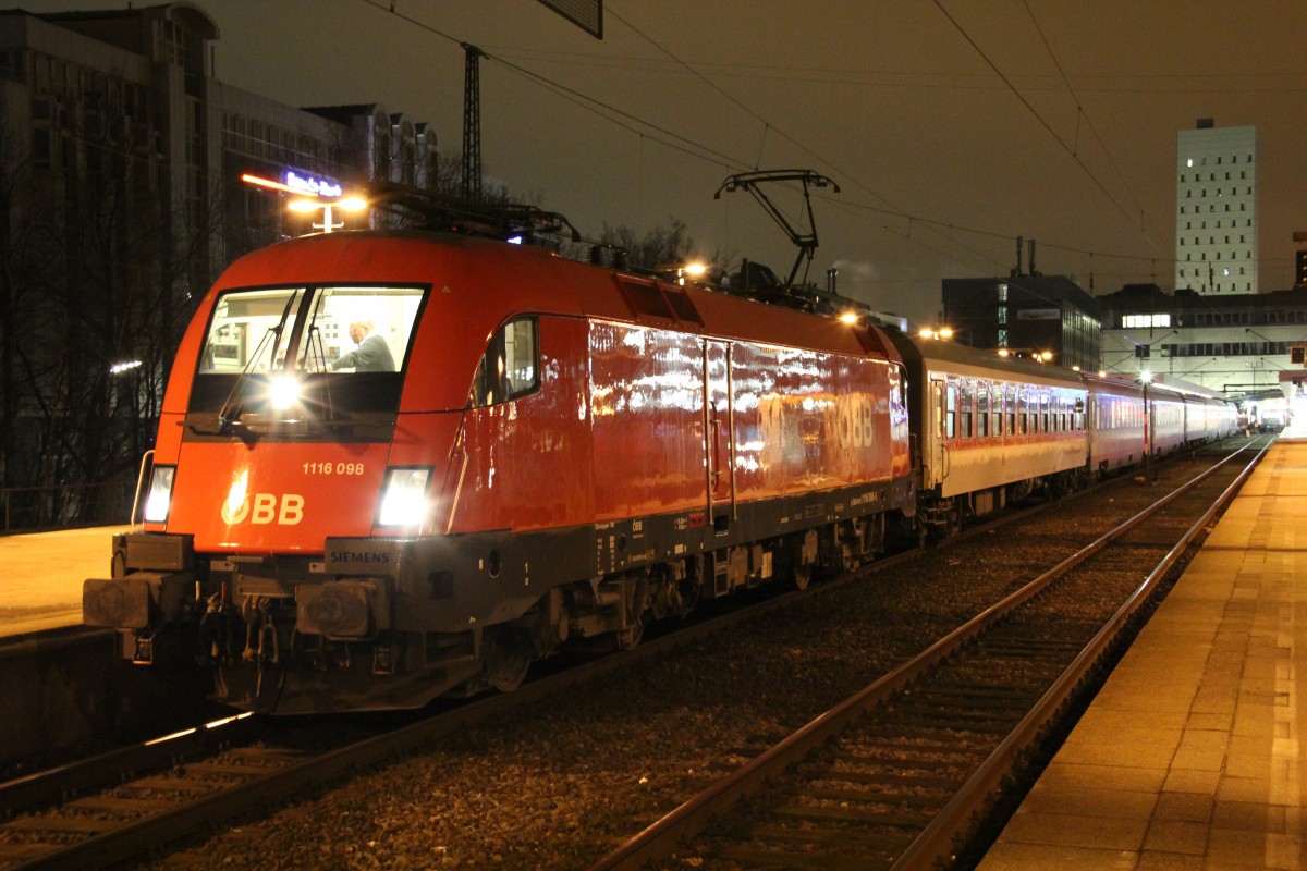 EN491 nach Wien Hbf bespannt mit 1116 098-5 am 02.01.2016 auf Gleis 11 in Hamburg-Altona.