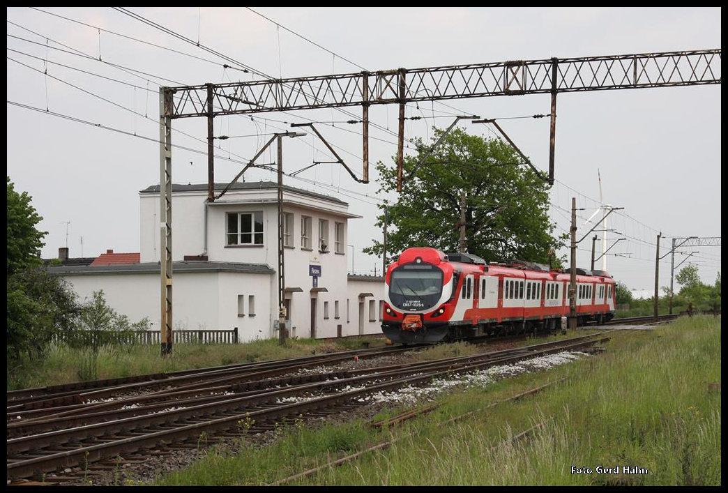EN57-1025 fährt hier am 20.05.2016 in Höhe des Stellwerks Pleszew in Richtung Poznan in den Bahnhof ein.