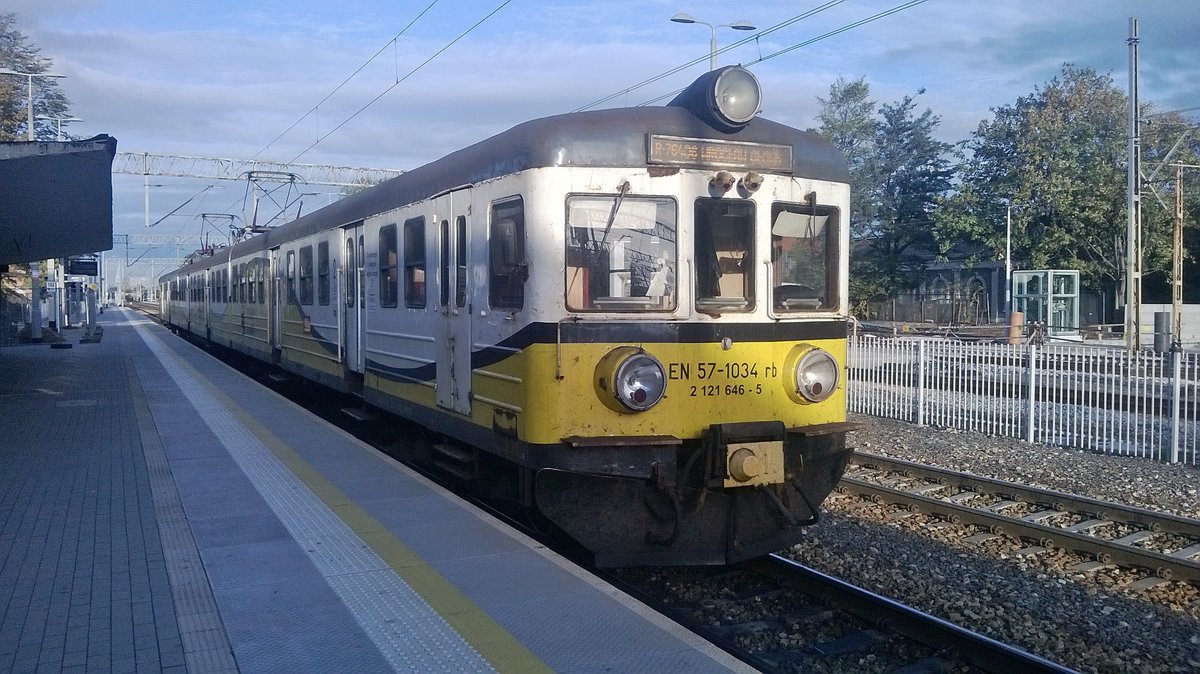 EN57-1034 mit R 76408 nach Wroclaw Glowny in Bahnhof Zielona Gora, 22.09.2018