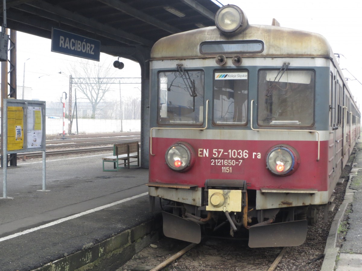 EN57-1036 (2 121 650-7) am 27. Februar in Ratibor (Racibórz)