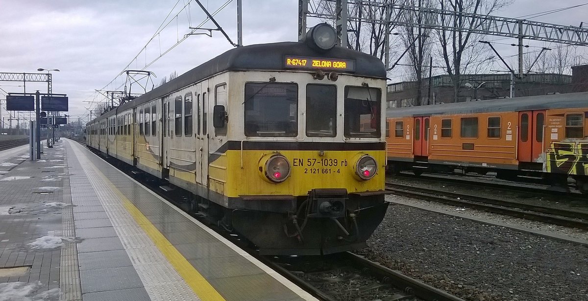 EN57-1039 in Bahnhof Zielona Gora, 27.01.2019