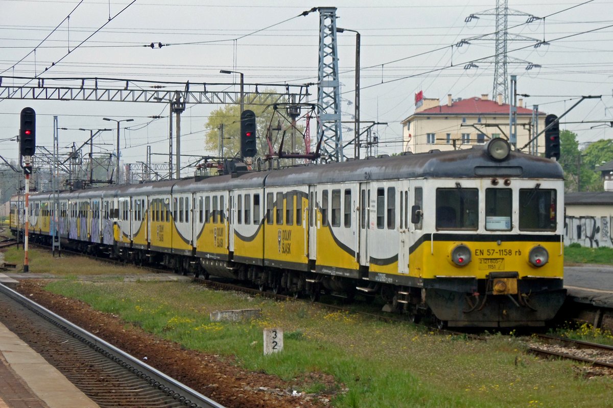 EN57-1158 steht am 2 Mai 2018 abgestellt in Warszawa-Zachodnia.
