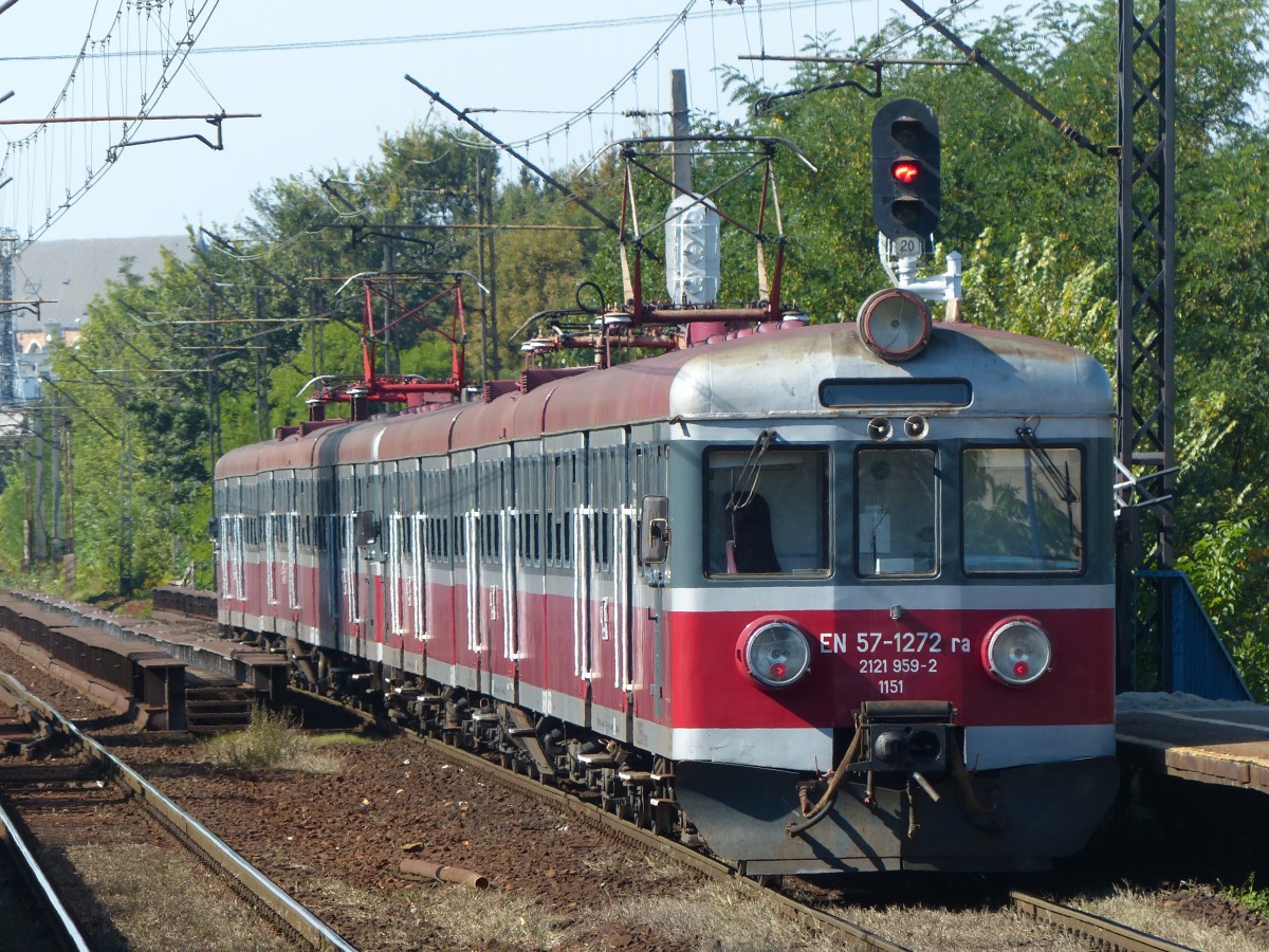 EN57 1272 verlsst den Bahnhof Krakw Zabłocie und fhrt weiter in Richtung Dworzec Głwny Krakw. 10.9.2013