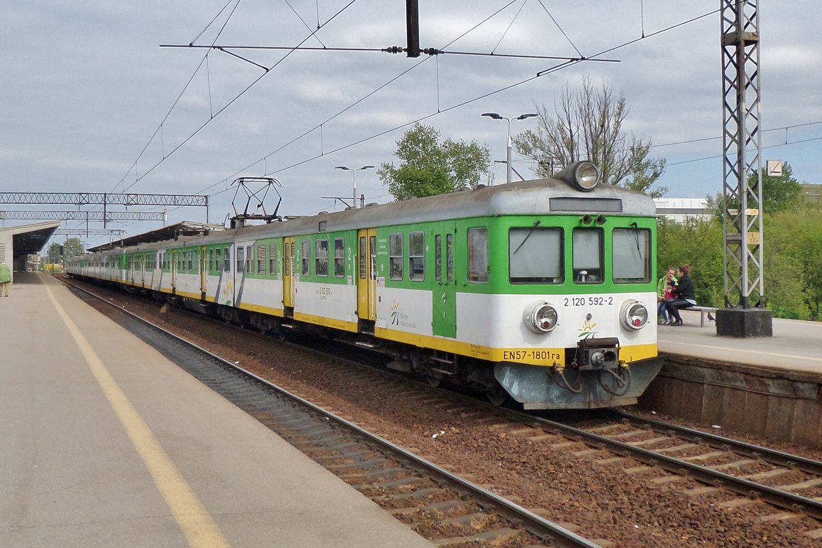 EN57-1801 treft am 1 Mai 2016 in Warszawa-Wschodnia ein.