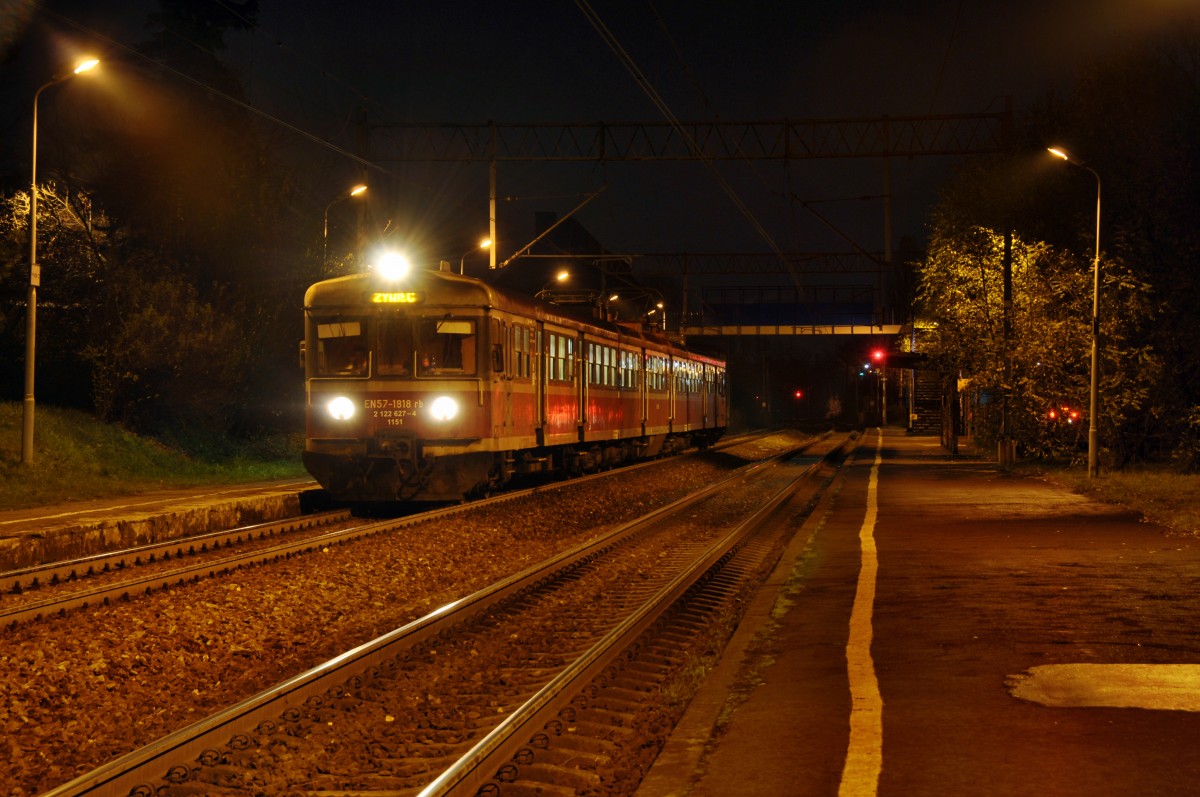 EN57 1818 als Regionalbahn nach  Żywiec  beim Halt in  Katowice Piotrowice  (27.10.2013)