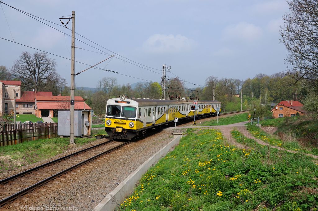 EN57-1952 als Os 15121  Nysa  von Ústí nad Orlicí nach Kłodzko Główne am 30.04.2013 bei Dolní Libchavy