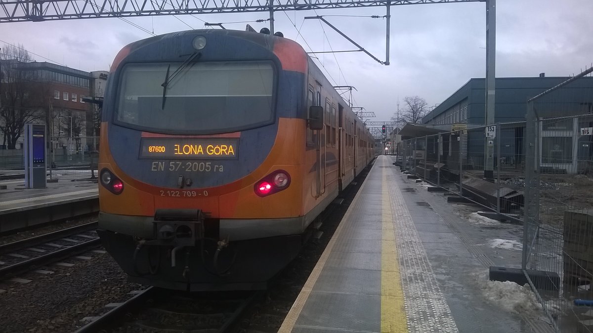 EN57-2005 in Bahnhof Zielona Gora, 27.01.2019