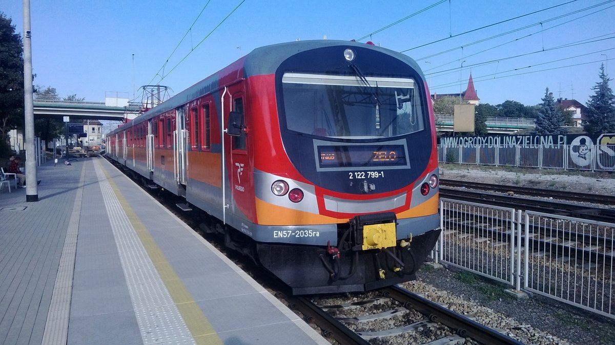 EN57-2035 in Bahnhof Zielona Gora, 26.08.2018
