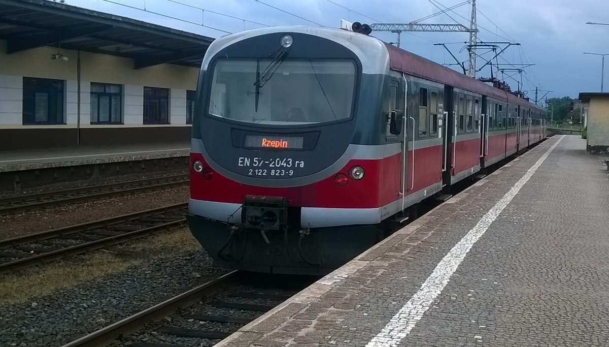 EN57-2043 in Bahnhof Zbaszynek, 30.07.2016 