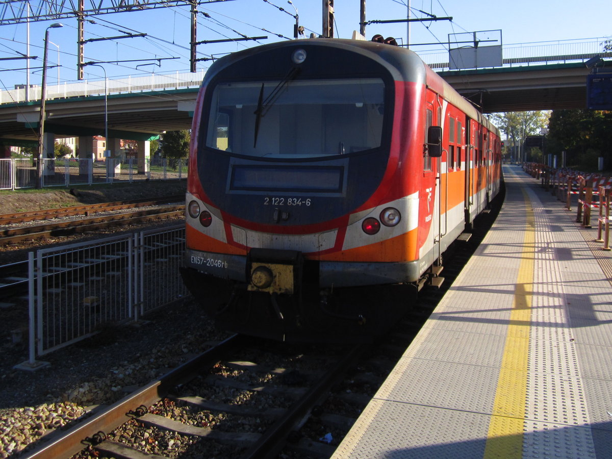 EN57-2046 in Bahnhof Zielona Gora, 21.10.2018