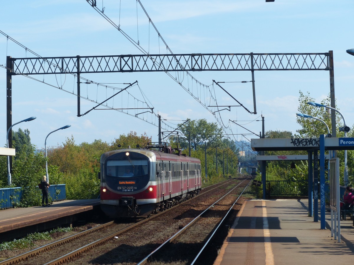 EN57-2051 mit modernisierter Front durchhrt am 10.9.2013 Krakw Zabłocie in Richtung Dworzec Głwny Krakw.