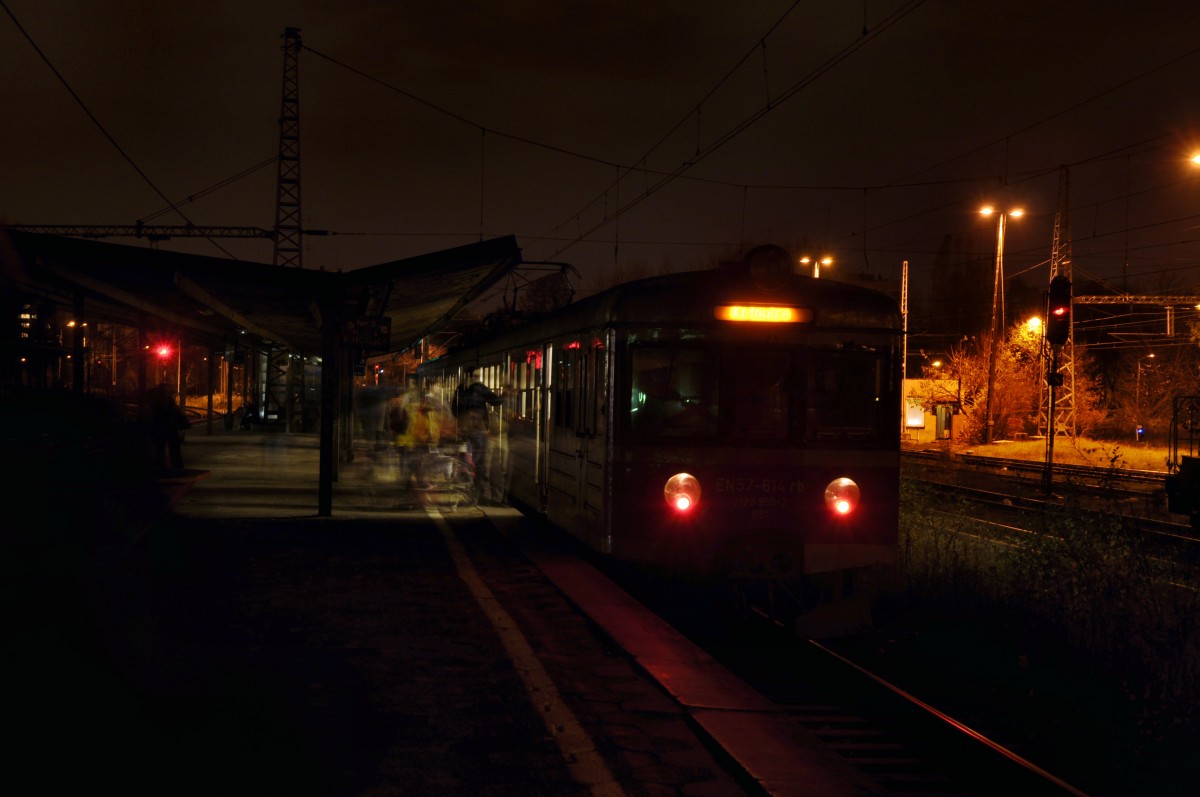 EN57 614 als Regionalbahn nach Katowice beim Halt in Katowice-Ligota (kurz bevor das Bild entstand ist die Bahnsteigbeleuchtung ausgefallen weswegen das Bild so  dunkel  ist ;)) (27.10.2013)