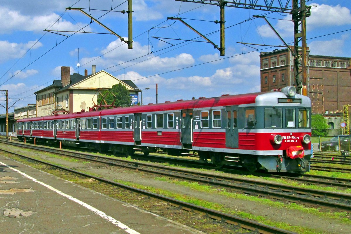 EN57-714 steht am 29 April 2016 in Leszno.