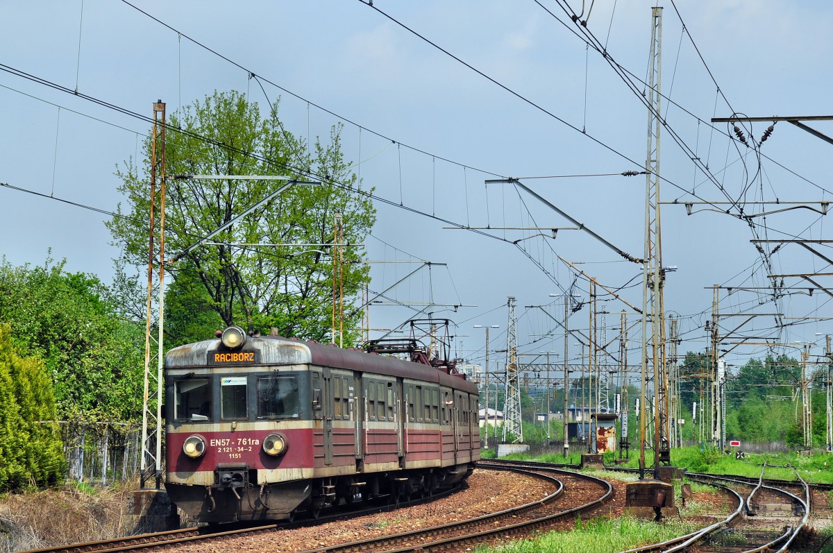 EN57 761 bei der Ausfahrt aus Katowice-Ligota auf dem weg nach Racibórz(30.04.2014)