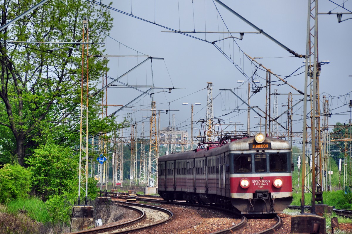 EN57 805 als Regionalbahn aus Katowice nach Zwardoń bei der Ausfahrt aus Katowice Ligota (30.04.2014)
