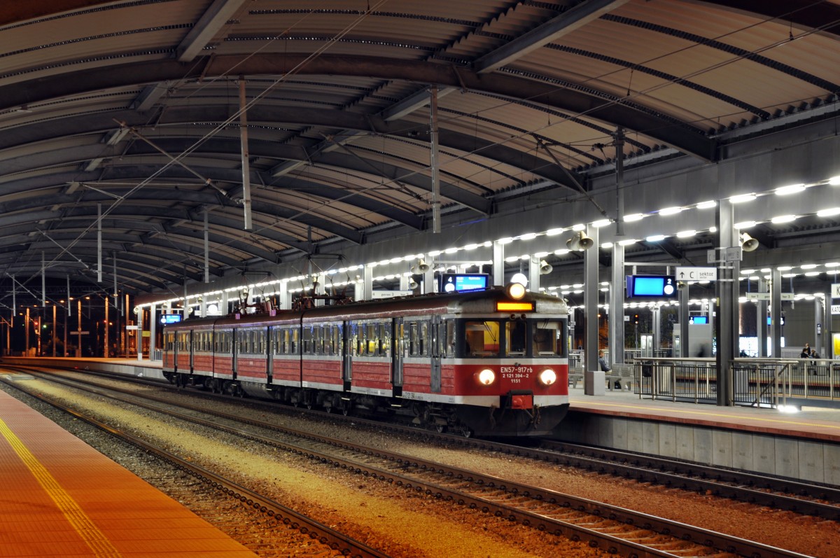 EN57 917 wartet auf die Abfahrt im Bahnhof Katowice (29.10.2013)