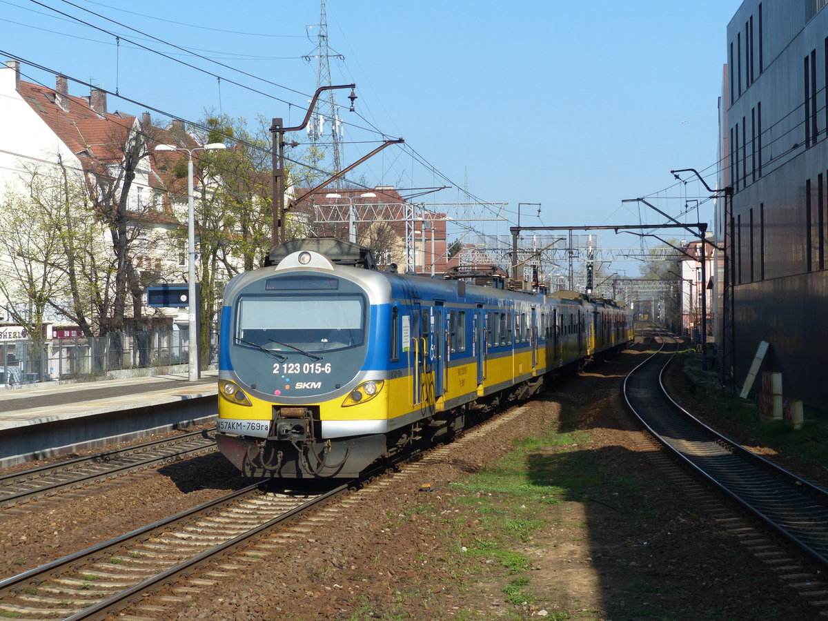 EN57 AKM-769ra bzw. 2 123 017-6 als SKM-Zug der Dreistadt bei der Ankunft in Sopot. Mit Türöffnung per Druckknopf, ansprechenden Sitzen und Computermonitoren, welche sowohl die nächsten Stationen als auch die Geschwindigkeit anzeigen, merkt man den Zügen ihr Alter nicht an. 10.4.2017, Sopot